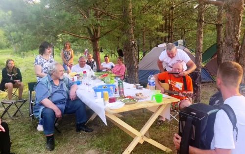za stolom s garmonistomjpg